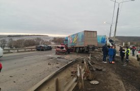 Массовое ДТП на трассе М-2: в Тульской области столкнулись две легковушки и две грузовых фуры