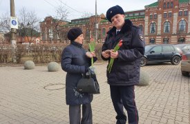 Сотрудники полиции поздравили тулячек с Международным женским днем