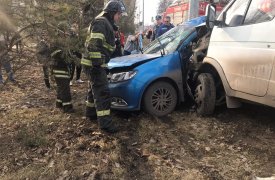 В Новомосковске микроавтобус протаранил легковушку: есть пострадавшие