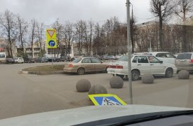 В Туле на улице Циолковского оторвался знак 