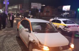 В Туле машины такси и каршерига попали в тройное ДТП