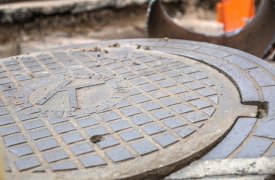 В Тульской области парочка занималась кражей канализационных люков