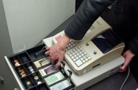 В Туле продавец обчистила кассу алкомаркета, в котором работала