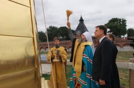 В сердце Тулы митрополит Алексей освятил шпиль колокольни Успенского собора