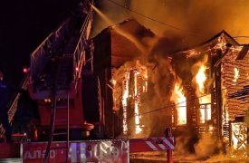 В Туле на улице Бундурина в результате сильного пожара сгорел дом и несколько сараев