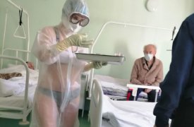 Стало известно имя тульской медсестры в прозрачном халате