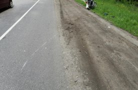 В Тульской области бесправный водитель мопеда опрокинулся во время движения