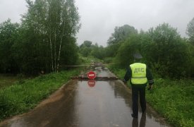 В Дубенском районе из-за сильного дождя размыло дорогу
