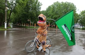 Тираннозавр проехался на велосипеде по Центральному парку Тулы