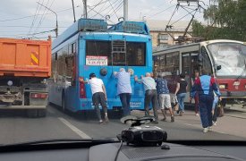 В Туле на проспекте Ленина пассажиры толкали троллейбус