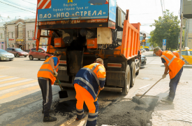 В Туле продолжают ремонтировать дороги методом пневмонабрызга
