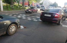 В Новомосковске пьяный водитель устроил ДТП с припаркованными авто