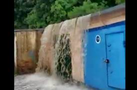 В Туле из-за дождя в гаражном кооперативе появился водопад