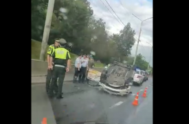 На Калужском шоссе в Туле перевернулась машина такси. Видео