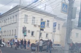 В Туле возле здания ГИБДД иномарку опрокинуло на крышу от столкновения с другим автомобилем