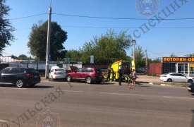 В Новомосковске молодой водитель влетел в стоящий на обочине автомобиль