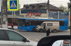 В Туле на ул. Пролетарской столкнулись автобус и «Газель»