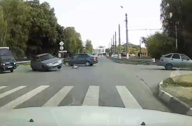 В Туле на перекрестке Щегловской засеки жестко столкнулись две легковушки