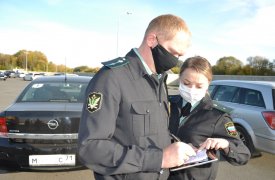 В Туле на парковке ТЦ приставы обнаружили 15 автомобилей должников