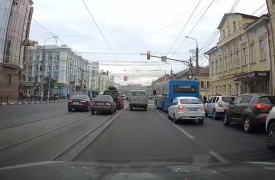 В центре Тулы водитель иномарки грубо нарушил ПДД, зато вежливо уступил дорогу пешеходам