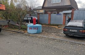 В Туле пятитонное напоминание «Долг за газ» переехало к другому дому