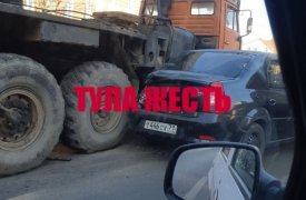 В Туле на Октябрьской в ДТП повстречались три легковых автомобиля и автокран