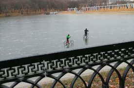 В Богородицке дети катались на велосипедах по льду