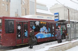 По улицам Тулы начали ездить новогодние автобусы