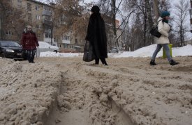 Улицы Тулы продолжают чистить от снега и гололеда: на это ушло почти 13 тонн материалов