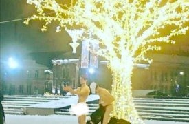 Двое мужчин разделись на площади в Туле