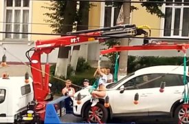 Тулячка, "спасая" авто от эвакуации, показала инспекторам ГИБДД стриптиз