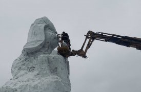 В Туле, несмотря на дождь, продолжается строительство снеговика на набережной