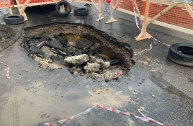 В Туле на улице Вересаева провалился асфальт и образовалась большая дыра: ведутся ремонтные работы