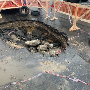 В Туле на улице Вересаева провалился асфальт и образовалась большая дыра: ведутся ремонтные работы