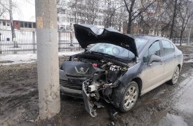 На ул. Оборонной в Туле мужчина на Peugeot въехал в столб