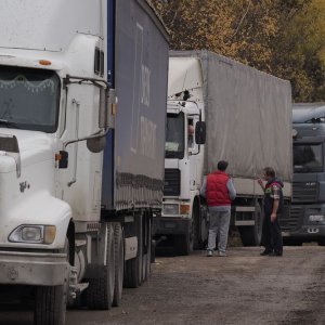 Землю и грузовики должников выставили на продажу в Тульской области
