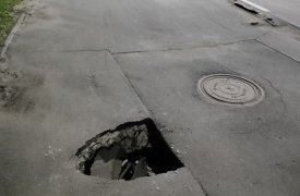 В Туле на улице Хворостухина провалился асфальт на тротуаре