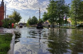 «Речные трамваи» и озера на тротуарах: туляки делятся последствиями ночной грозы
