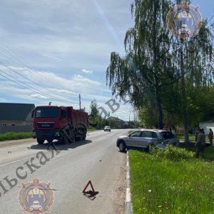В Туле на улице Кутузова столкнулись грузовик и Volkswagen: пострадал 1 человек