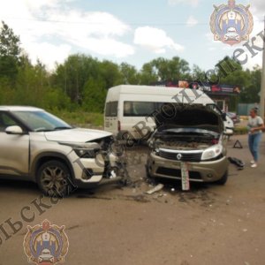 В Донском столкнулись KIA и Renault: три человека пострадали