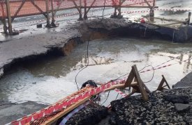 В Туле на улице Степанова провалился асфальт: яма шириной около 4 метров