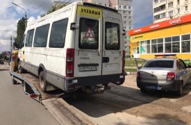 На улице Тулы дорожные инспекторы задержали «учебный» микроавтобус с неисправными тормозами