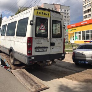 На улице Тулы дорожные инспекторы задержали «учебный» микроавтобус с неисправными тормозами