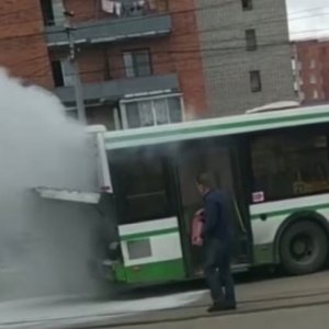 В Туле на улице Кутузова от короткого замыкания загорелся автобус