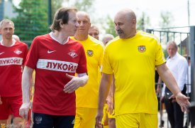 Ветераны «Арсенала» и «Спартака» сыграли товарищеский матч на обновленном поле