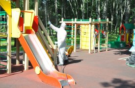 Детские и спортивные площадки обеззаразили в Центральном парке Тулы