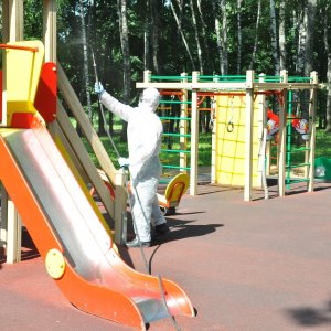 Детские и спортивные площадки обеззаразили в Центральном парке Тулы