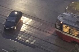 Автомобиль без водителя перекрыл трамвайные пути возле Павшинского моста в Туле