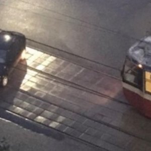 Автомобиль без водителя перекрыл трамвайные пути возле Павшинского моста в Туле