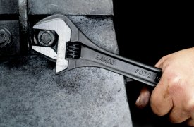 Два безработных украли манометры и разводные ключи со склада в Киреевском районе